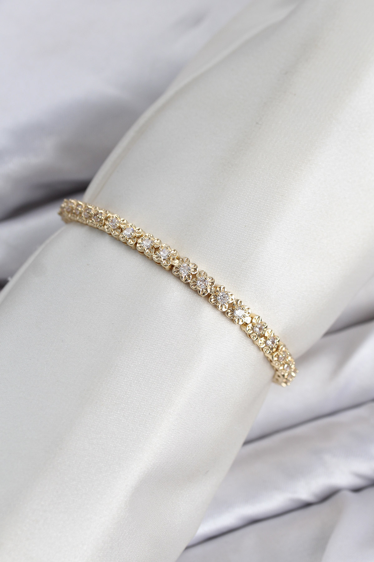 CM Model Zirkon Taşlı VIP Seri Gold Renk Pirinç Kadın Bileklik - Lisinya CM Model Zirkon Taşlı VIP Seri Gold Renk Pirinç Kadın Bileklik - Lisinya