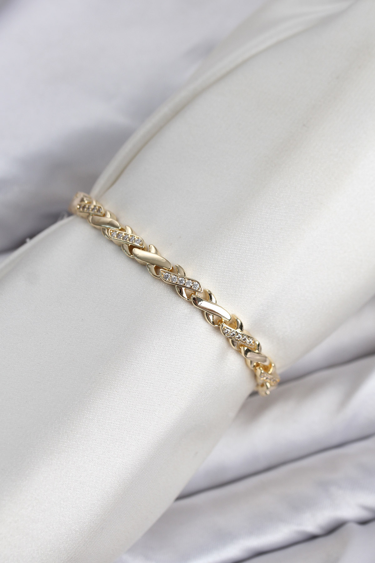 CM Çapraz Zincir Model Zirkon Taşlı VIP Seri Gold Renk Pirinç Kadın Bileklik - Lisinya CM Çapraz Zincir Model Zirkon Taşlı VIP Seri Gold Renk Pirinç Kadın Bileklik - Lisinya