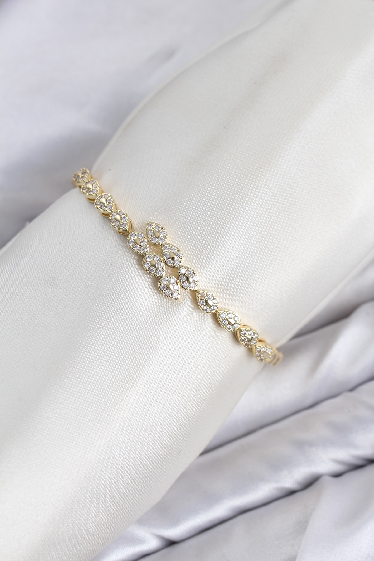 CM Damla Model Zirkon Taşlı VIP Seri Gold Renk Pirinç Kadın Bileklik - Lisinya CM Damla Model Zirkon Taşlı VIP Seri Gold Renk Pirinç Kadın Bileklik - Lisinya