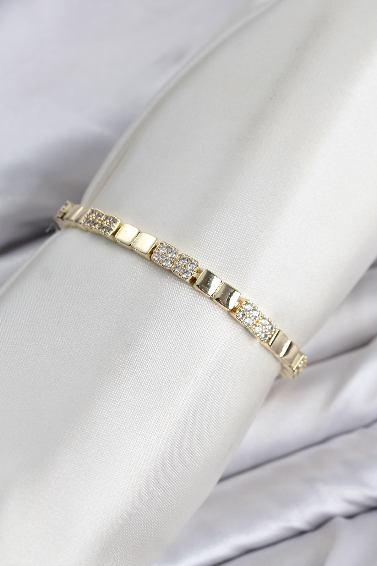 CM Kare Model Zirkon Taşlı VIP Seri Gold Renk Pirinç Kadın Bileklik - Lisinya CM Kare Model Zirkon Taşlı VIP Seri Gold Renk Pirinç Kadın Bileklik - Lisinya