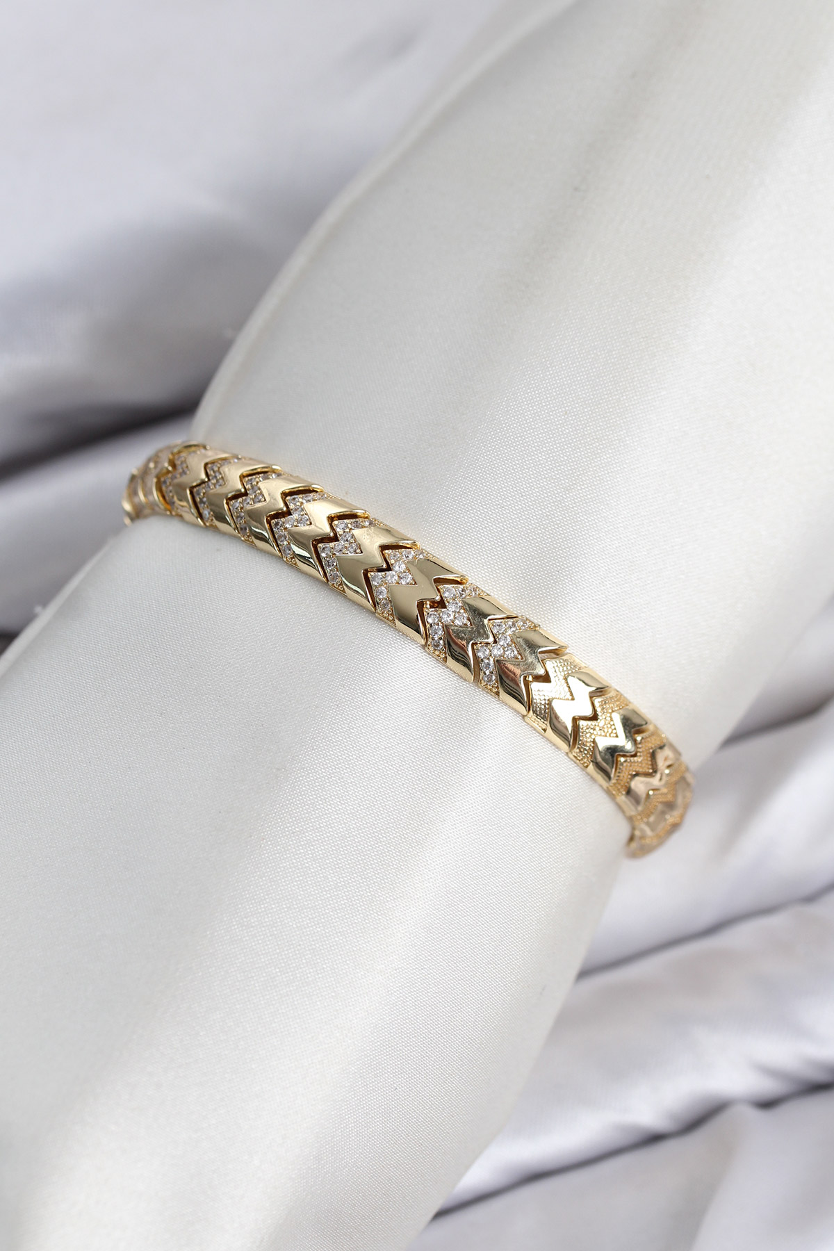CM Kalın Yılan Model Zirkon Taşlı VIP Seri Gold Renk Pirinç Kadın Bileklik - Lisinya CM Kalın Yılan Model Zirkon Taşlı VIP Seri Gold Renk Pirinç Kadın Bileklik - Lisinya