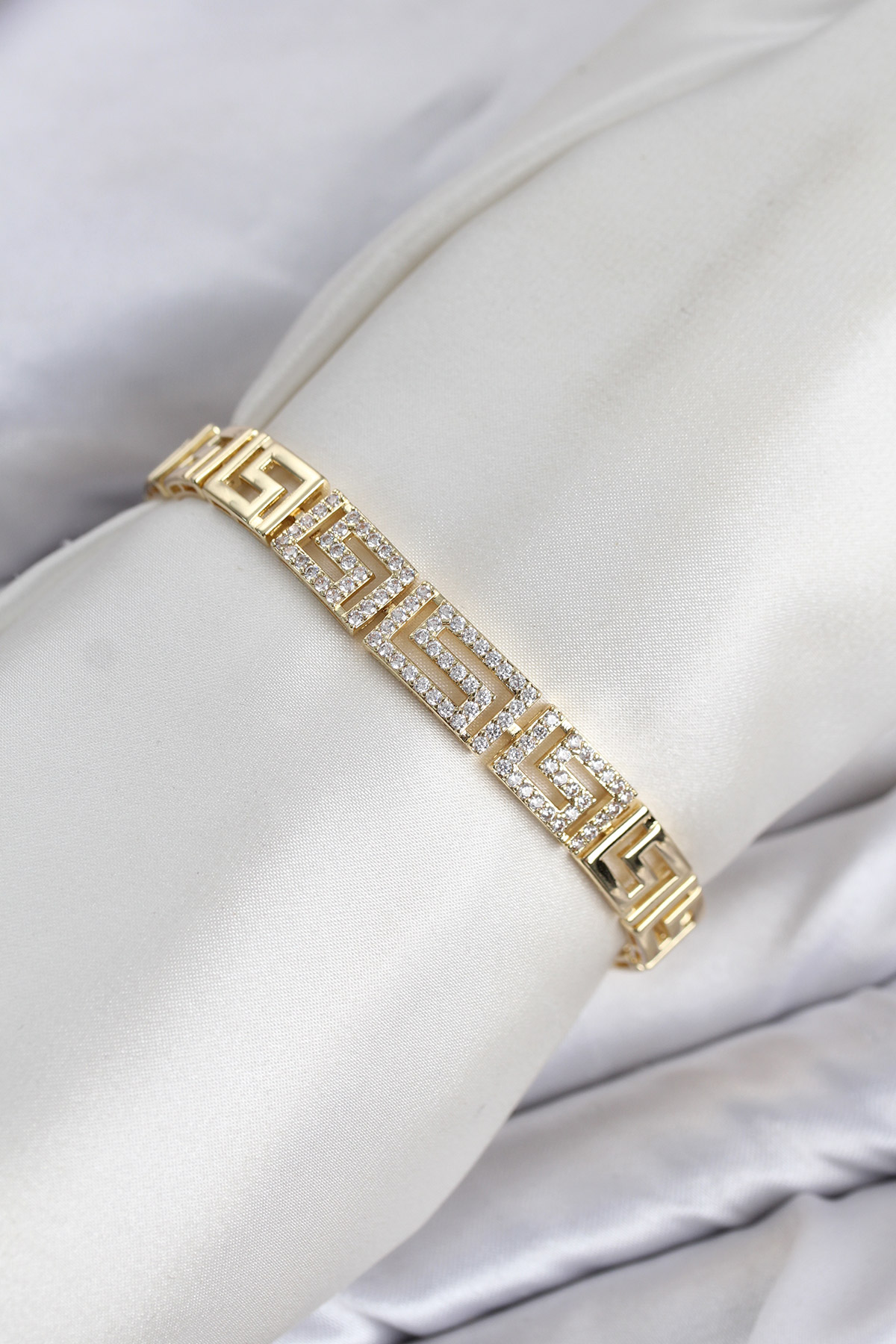 CM Labirent Model Zirkon Taşlı VIP Seri Gold Renk Pirinç Kadın Bileklik - Lisinya CM Labirent Model Zirkon Taşlı VIP Seri Gold Renk Pirinç Kadın Bileklik - Lisinya