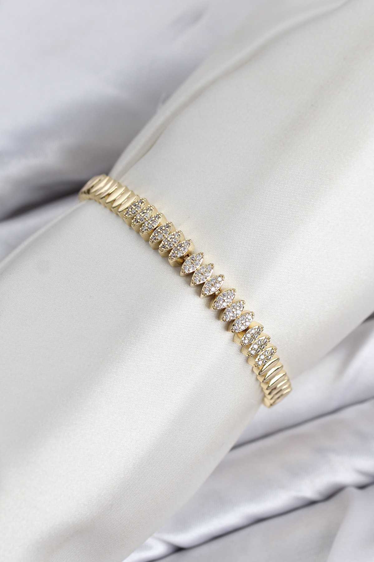 CM Arpa Model Zirkon Taşlı VIP Seri Gold Renk Pirinç Kadın Bileklik - Lisinya CM Arpa Model Zirkon Taşlı VIP Seri Gold Renk Pirinç Kadın Bileklik - Lisinya