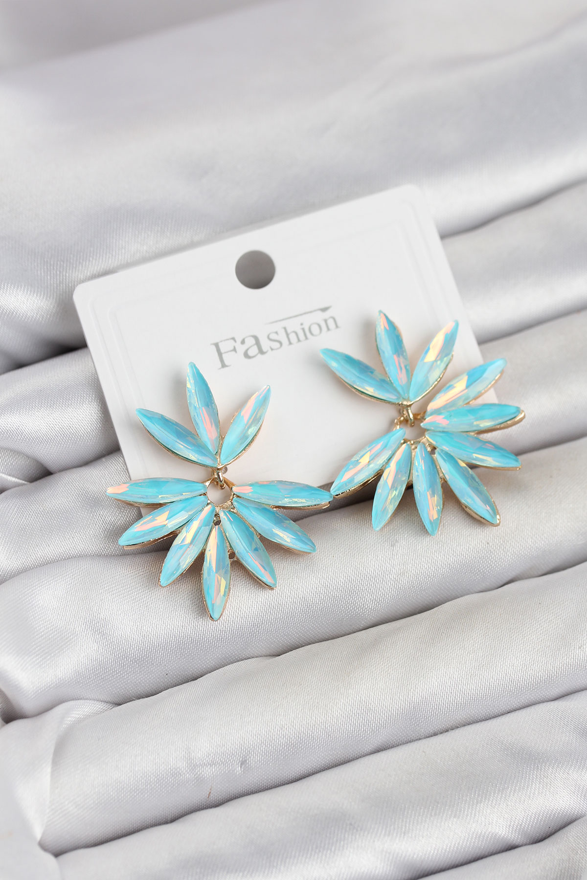 Buz Mavisi Renk Kristal Taşlı Lotus Model Kadın Küpe - Lisinya Buz Mavisi Renk Kristal Taşlı Lotus Model Kadın Küpe - Lisinya