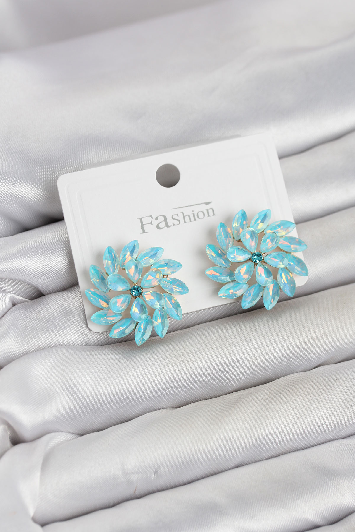 Buz Mavisi Renk Kristal Taşlı Çiçek Model Kadın Küpe - Lisinya Buz Mavisi Renk Kristal Taşlı Çiçek Model Kadın Küpe - Lisinya