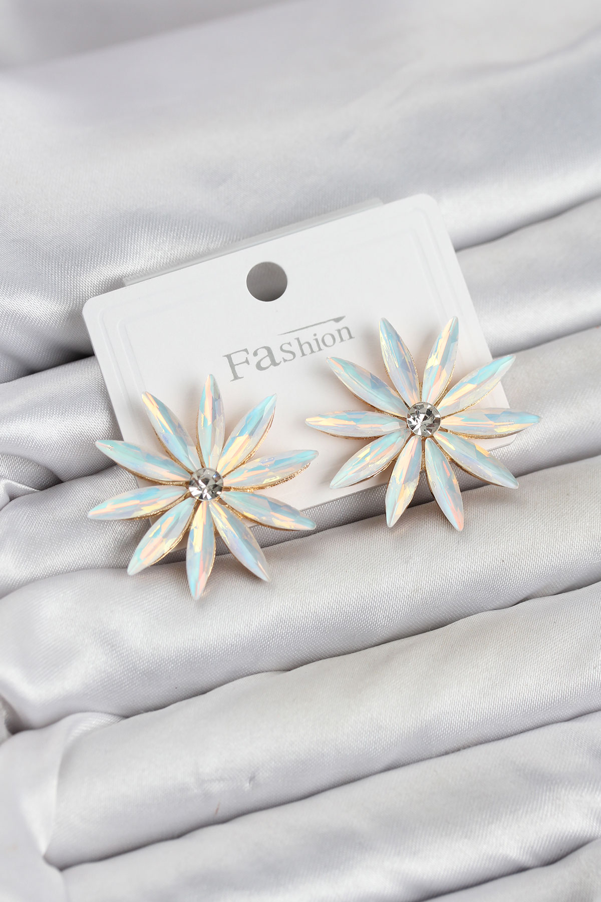 Beyaz Renk Kristal Taşlı Lotus Model Kadın Küpe - Lisinya Beyaz Renk Kristal Taşlı Lotus Model Kadın Küpe - Lisinya