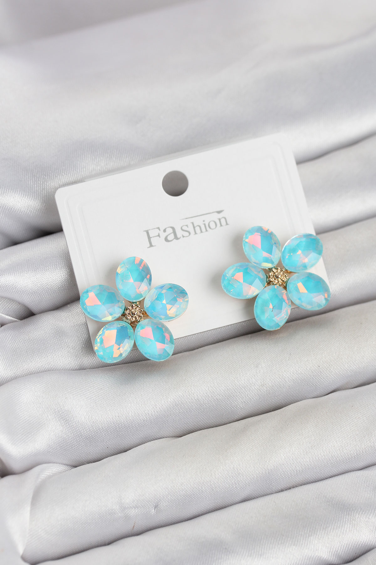 Buz Mavisi Renk Kristal Taşlı Çiçek Model Kadın Küpe - Lisinya Buz Mavisi Renk Kristal Taşlı Çiçek Model Kadın Küpe - Lisinya