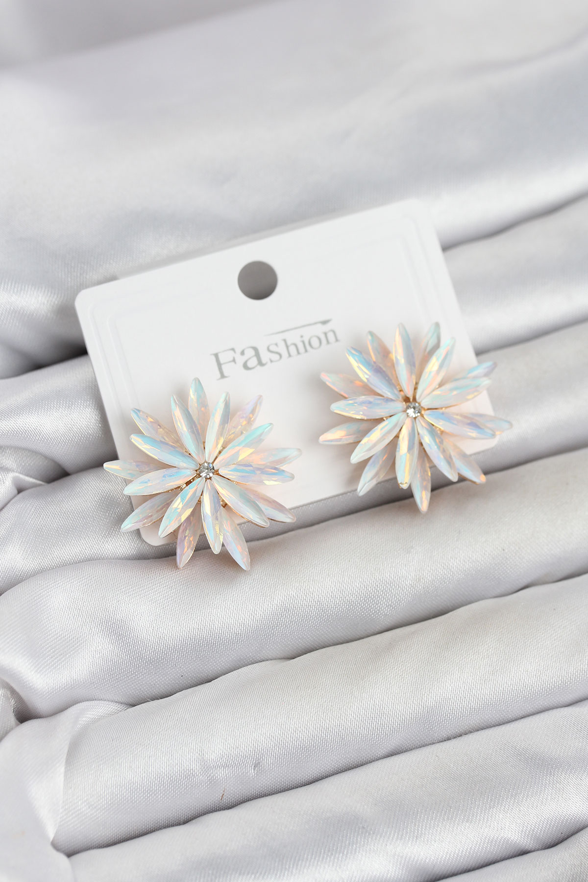 Lotus Model Beyaz Renk Kristal Taşlı Kadın Küpe - Lisinya Lotus Model Beyaz Renk Kristal Taşlı Kadın Küpe - Lisinya