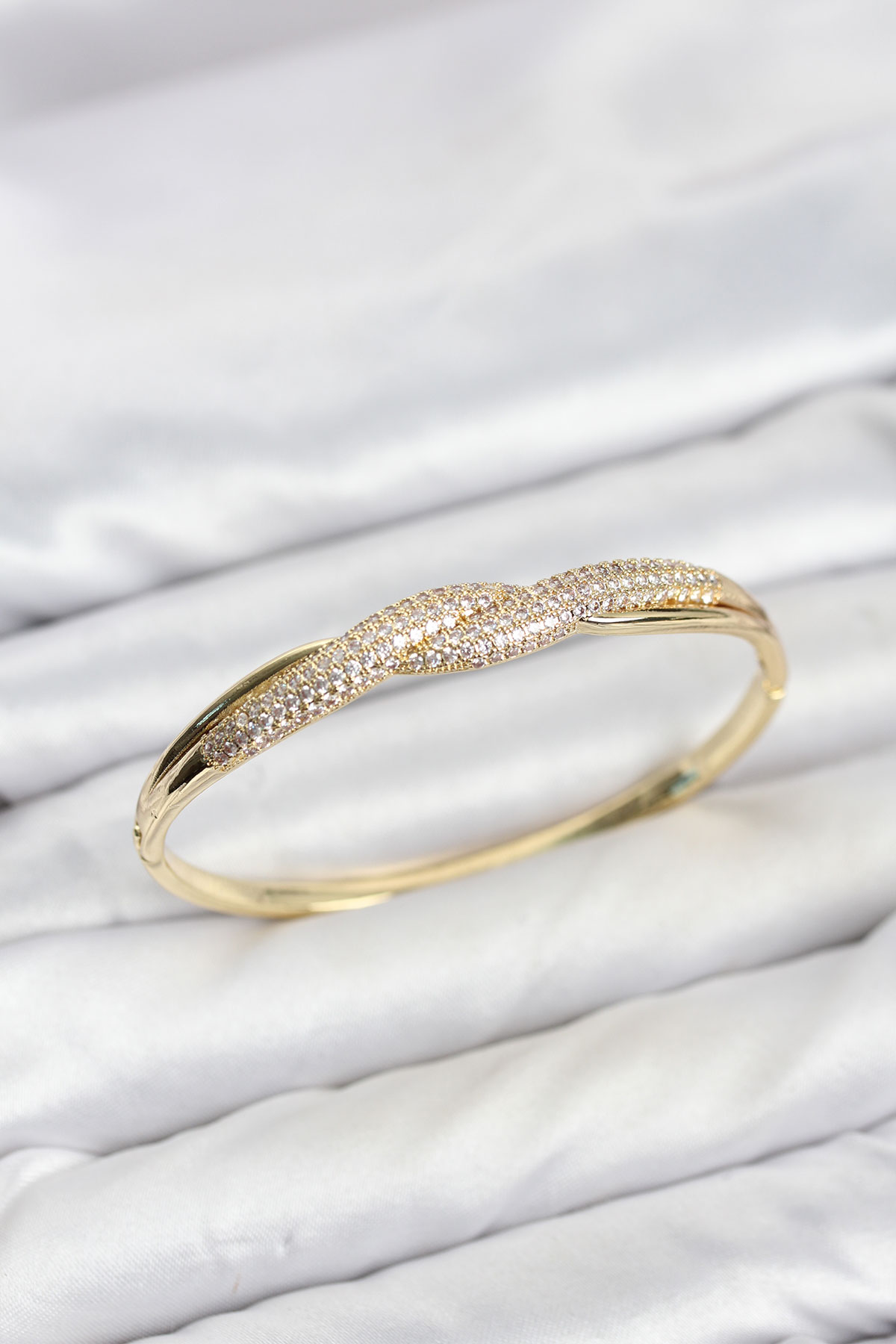 Gold Renk Zirkon Taşlı Sarmal Model Kadın Kelepçe Bileklik - Lisinya Gold Renk Zirkon Taşlı Sarmal Model Kadın Kelepçe Bileklik - Lisinya