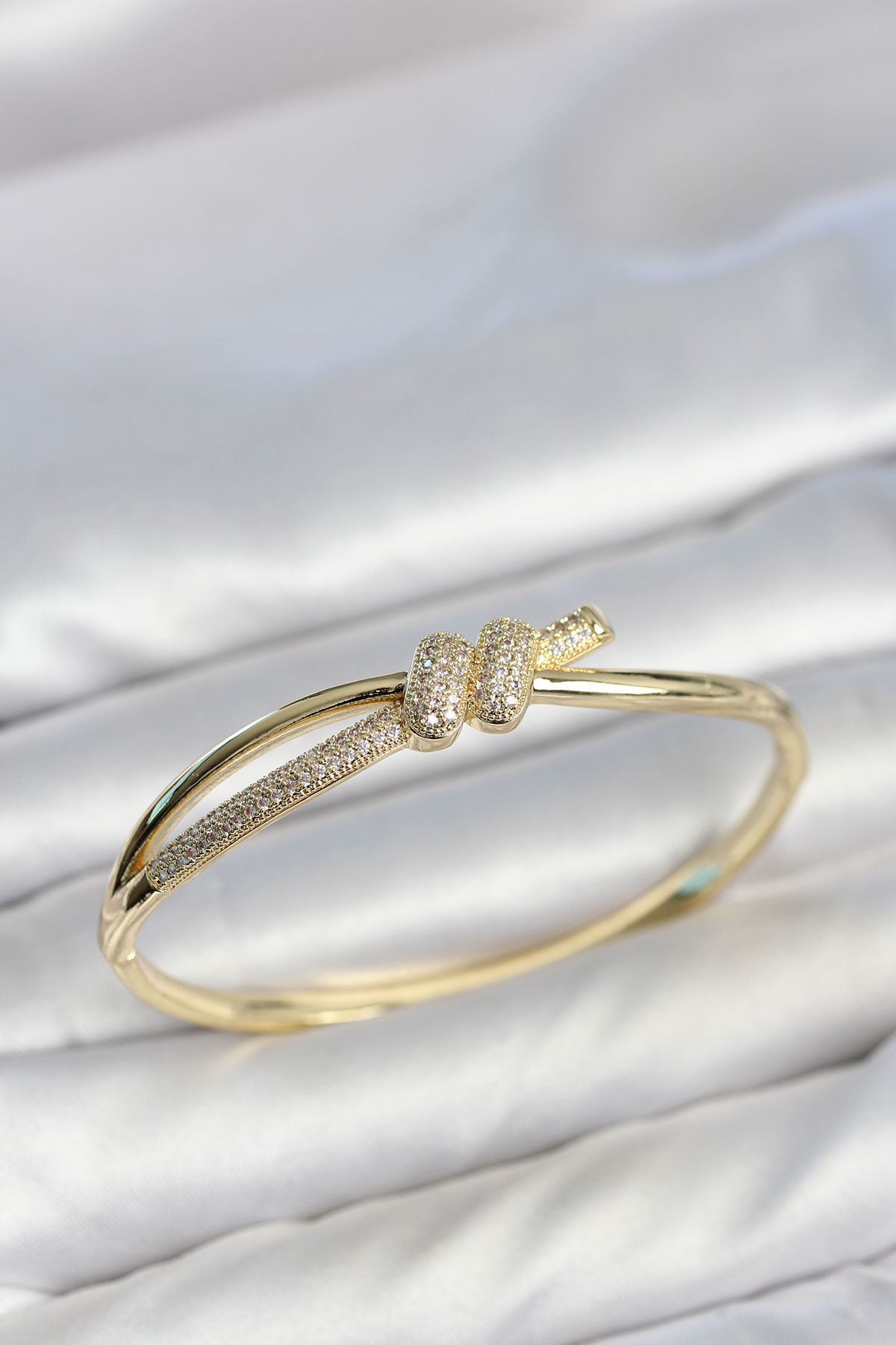 Gold Renk Zirkon Taşlı Düğüm Model Kadın Kelepçe Kadın Bileklik - Lisinya Gold Renk Zirkon Taşlı Düğüm Model Kadın Kelepçe Kadın Bileklik - Lisinya
