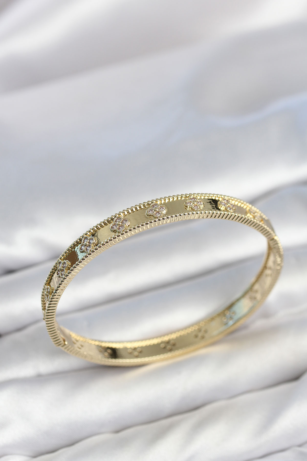 Gold Renk Pirinç Yonca Model Zirkon Taşlı Kadın Kelepçe Bileklik - Lisinya Gold Renk Pirinç Yonca Model Zirkon Taşlı Kadın Kelepçe Bileklik - Lisinya