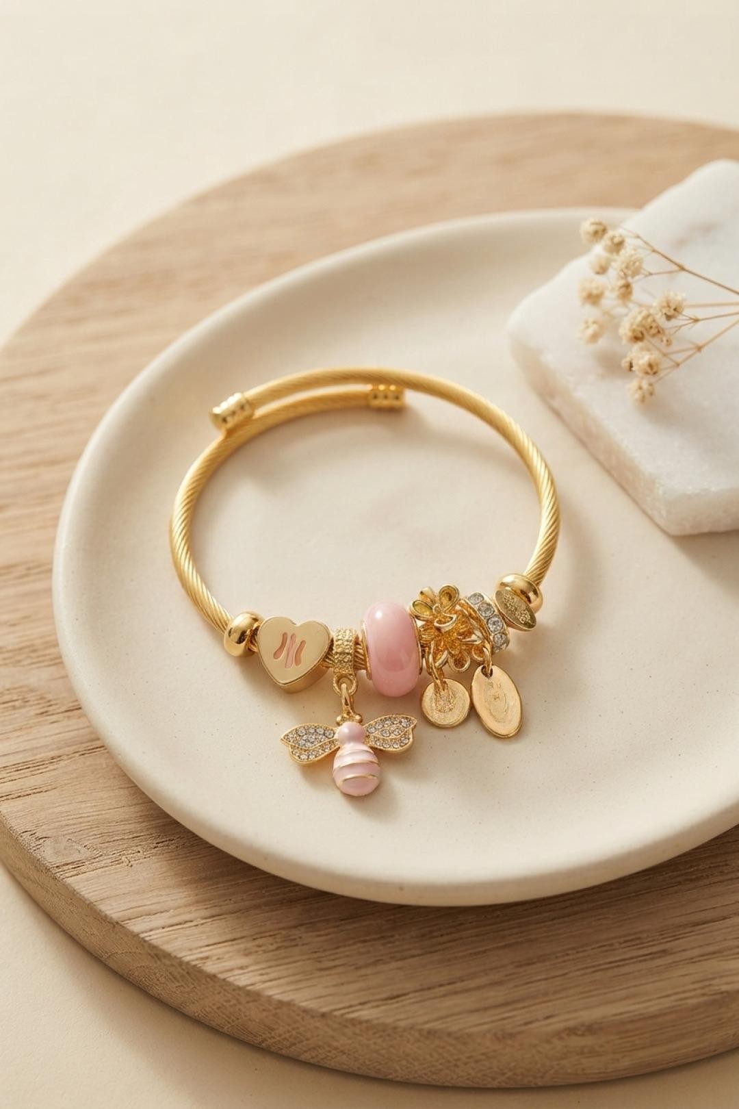 Kalp ve Arı Model Pembe Charmlı Bileklik - Lisinya Kalp ve Arı Model Pembe Charmlı Bileklik - Lisinya