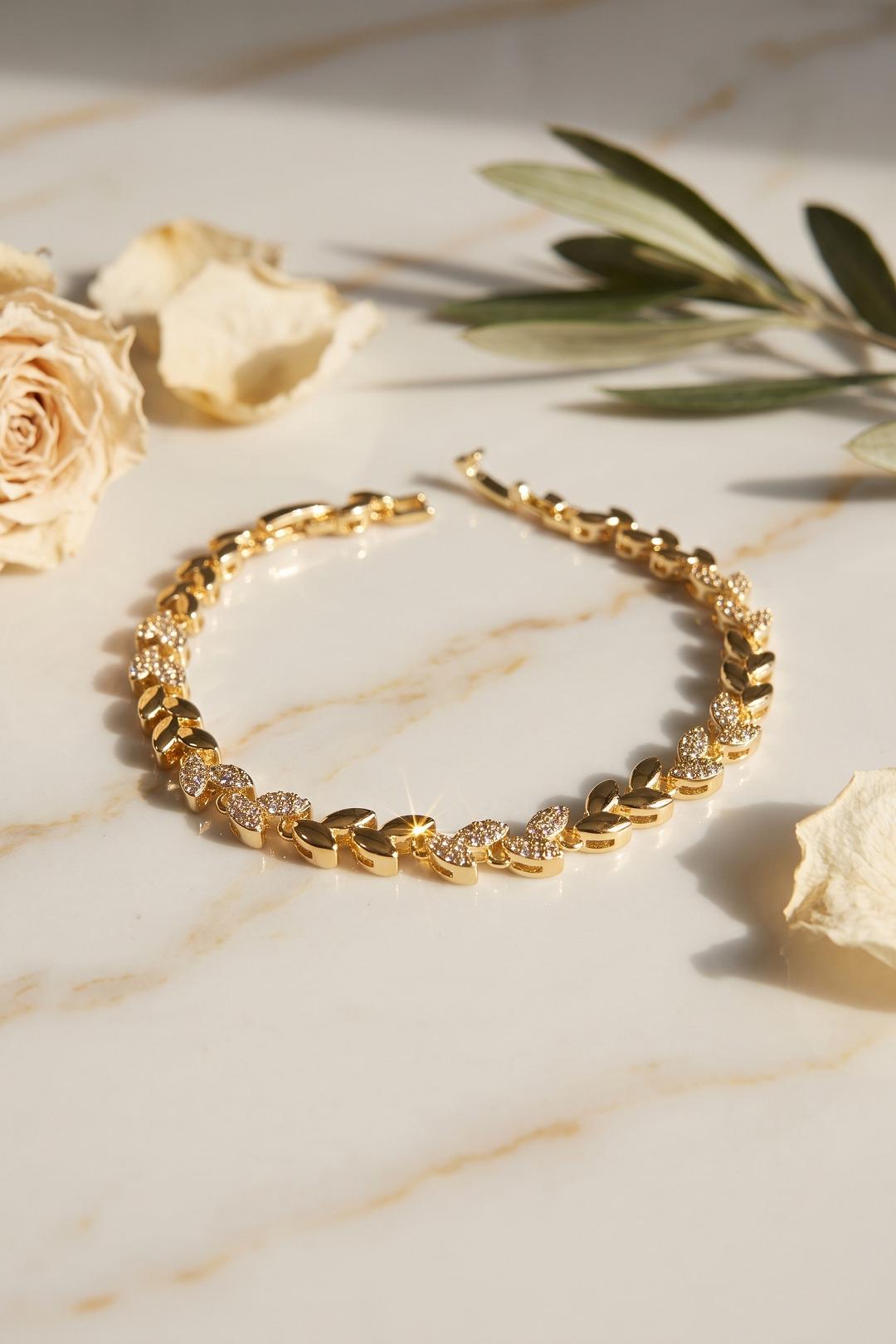 Gold Renk Pirinç Zirkon Taşlı Başak Model Kadın Bileklik - Lisinya Gold Renk Pirinç Zirkon Taşlı Başak Model Kadın Bileklik - Lisinya