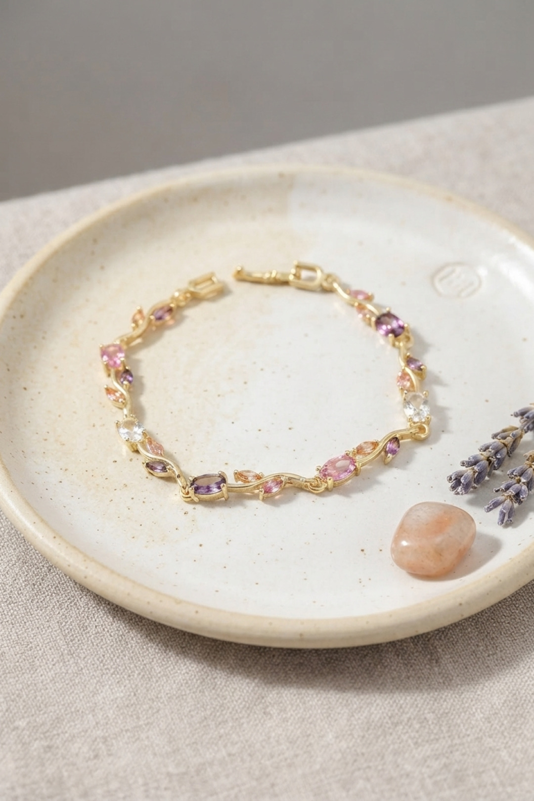 Pirinç Gold Renk Pembe ve Mor Zirkon Taşlı Çiçek Model Kadın Bileklik - Lisinya Pirinç Gold Renk Pembe ve Mor Zirkon Taşlı Çiçek Model Kadın Bileklik - Lisinya