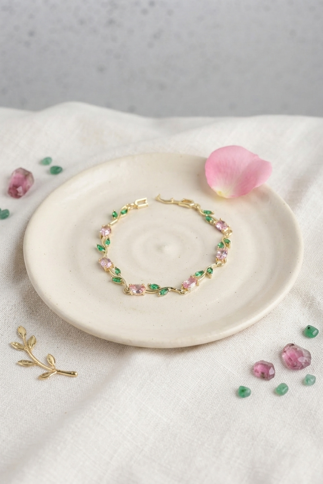 Pirinç Gold Renk Pembe Zirkon Taşlı Çiçek Model Kadın Bileklik - Lisinya Pirinç Gold Renk Pembe Zirkon Taşlı Çiçek Model Kadın Bileklik - Lisinya