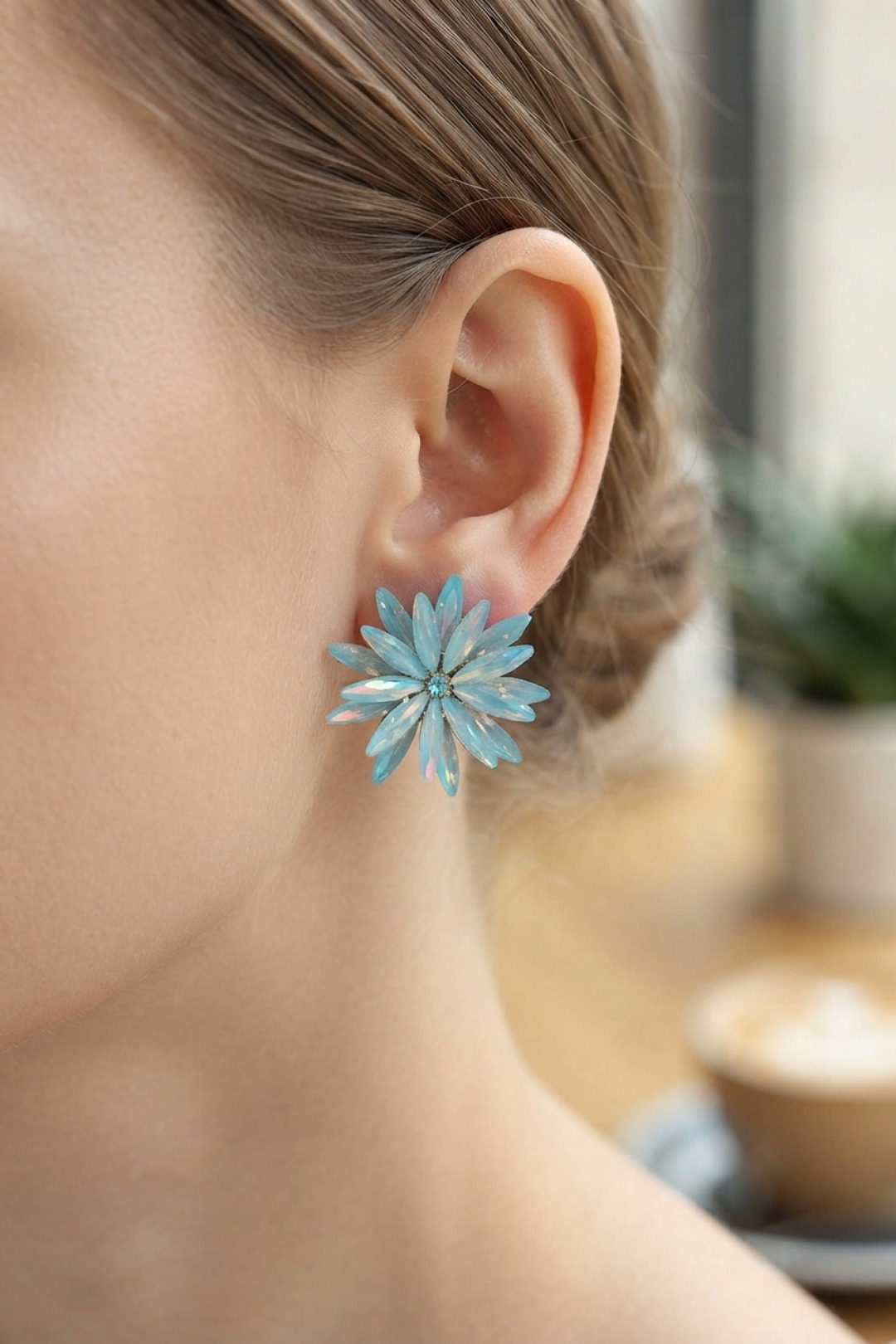 Lotus Model Buz Mavisi Renk Kristal Taşlı Kadın Küpe - Lisinya Lotus Model Buz Mavisi Renk Kristal Taşlı Kadın Küpe - Lisinya