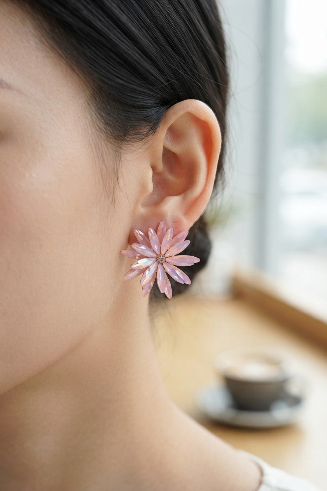Lotus Model Pembe Renk Kristal Taşlı Kadın Küpe - Lisinya Lotus Model Pembe Renk Kristal Taşlı Kadın Küpe - Lisinya