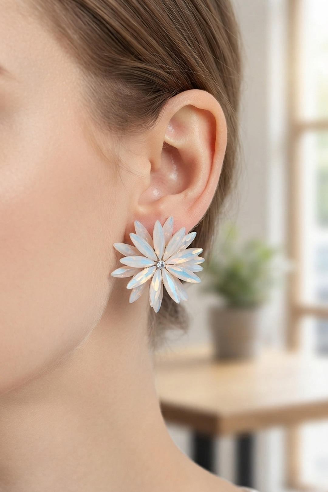 Lotus Model Beyaz Renk Kristal Taşlı Kadın Küpe - Lisinya Lotus Model Beyaz Renk Kristal Taşlı Kadın Küpe - Lisinya