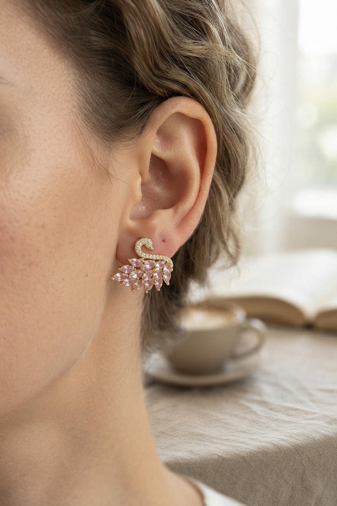 Pembe Zirkon Taşlı Gold Swan Kuğu Model Kadın Küpe - Lisinya Pembe Zirkon Taşlı Gold Swan Kuğu Model Kadın Küpe - Lisinya
