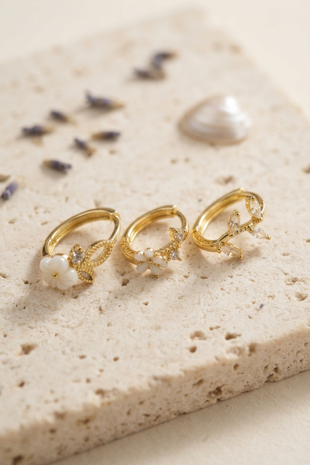 3 lü Set Çiçek Model Gold Renk Kadın Küpe - Lisinya 3 lü Set Çiçek Model Gold Renk Kadın Küpe - Lisinya