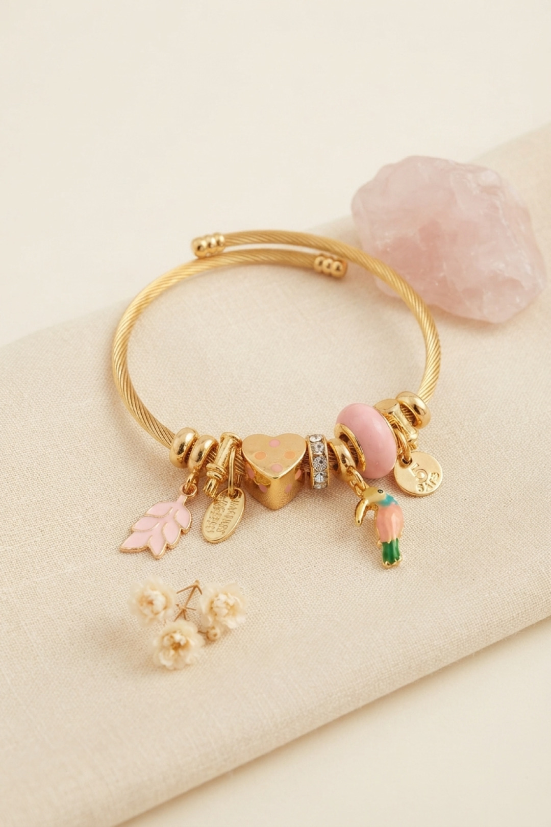 Kuş Figürlü Pembe Charmlı Gold Renk Bileklik - Lisinya Kuş Figürlü Pembe Charmlı Gold Renk Bileklik - Lisinya