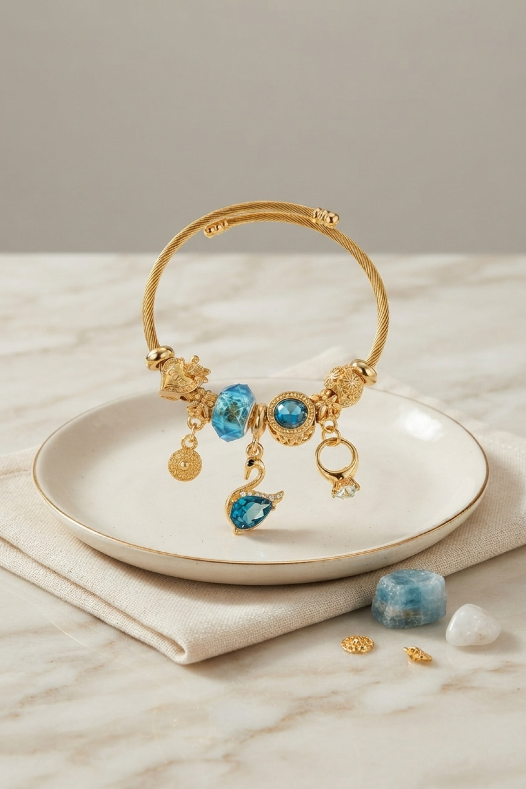 Mavi Kuğu Model Gold Renk Charmlı Bileklik - Lisinya Mavi Kuğu Model Gold Renk Charmlı Bileklik - Lisinya