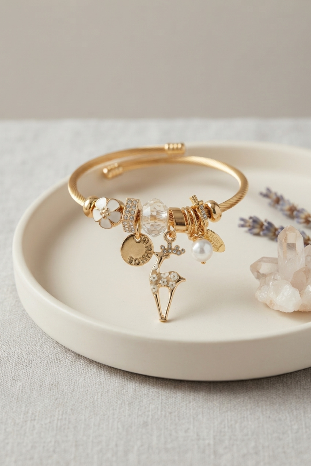 Geyik Model Gold Renk Beyaz Charmlı Bileklik - Lisinya