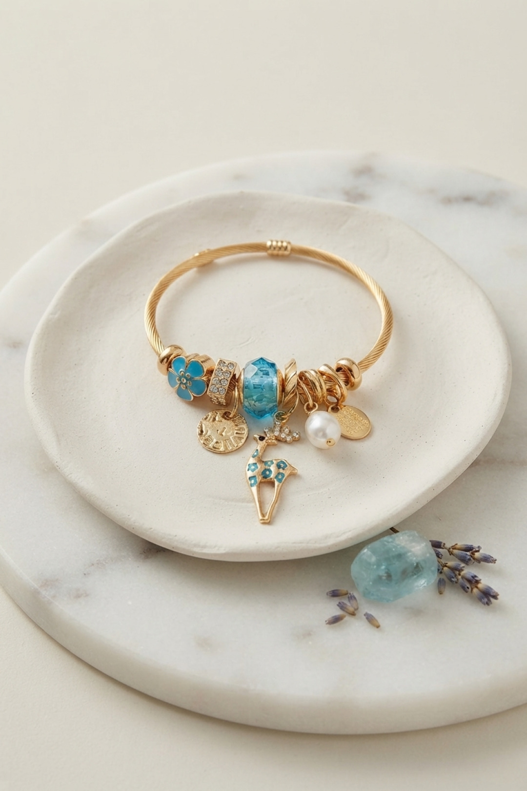 Geyik Model Gold Renk Mavi Charmlı Bileklik - Lisinya