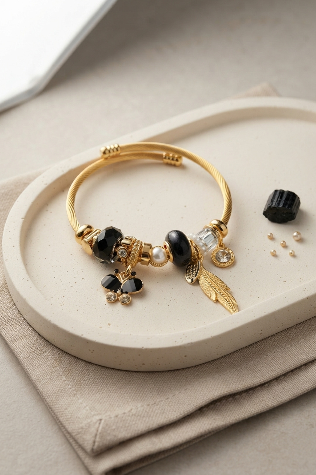 Kelebek Model Gold Renk Siyah Charmlı Bileklik - Lisinya Kelebek Model Gold Renk Siyah Charmlı Bileklik - Lisinya