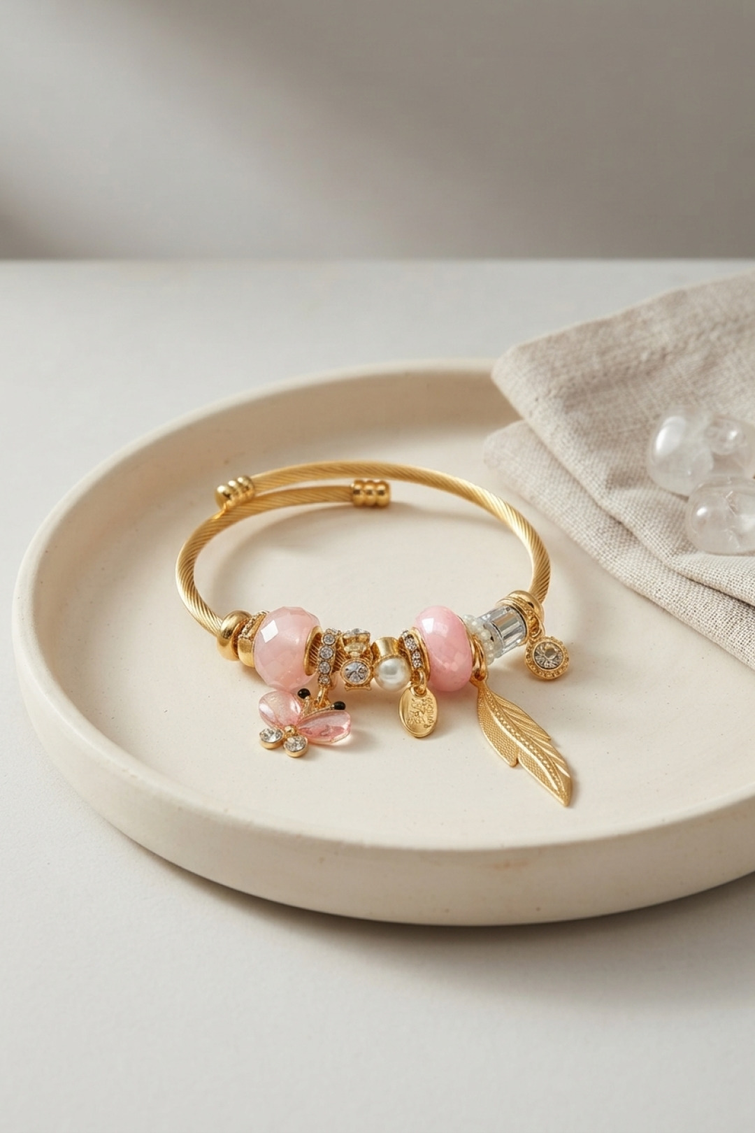 Kelebek Model Gold Renk Pembe Charmlı Bileklik - Lisinya Kelebek Model Gold Renk Pembe Charmlı Bileklik - Lisinya