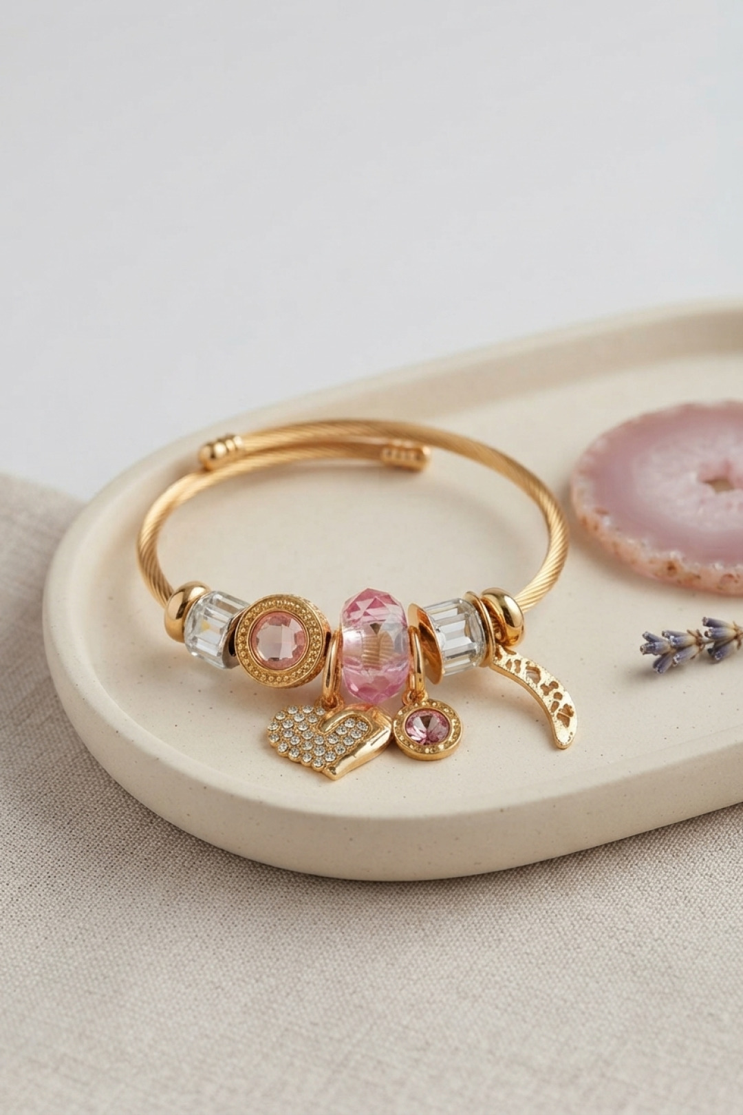 Kalp Model Gold Renk Pembe Charmlı Bileklik - Lisinya Kalp Model Gold Renk Pembe Charmlı Bileklik - Lisinya