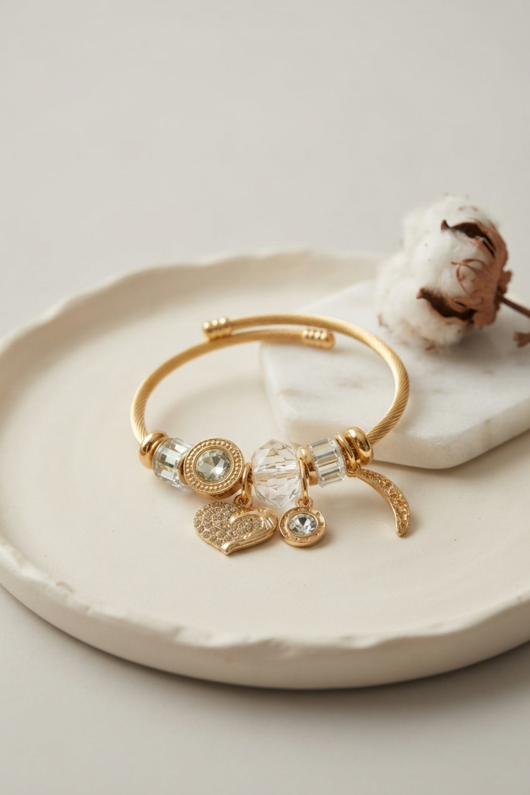 Kalp Model Gold Renk Beyaz Charmlı Bileklik - Lisinya Kalp Model Gold Renk Beyaz Charmlı Bileklik - Lisinya