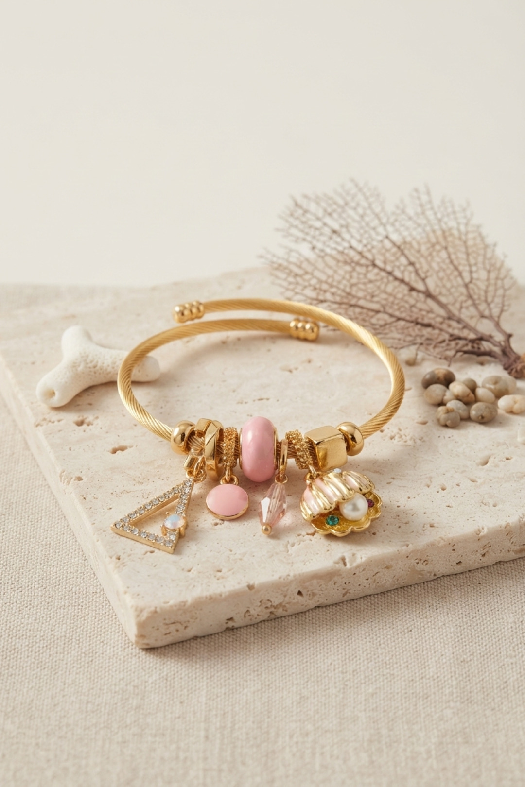 Pembe Deniz Kabuğu Model Gold Renk Charmlı Bileklik - Lisinya Pembe Deniz Kabuğu Model Gold Renk Charmlı Bileklik - Lisinya