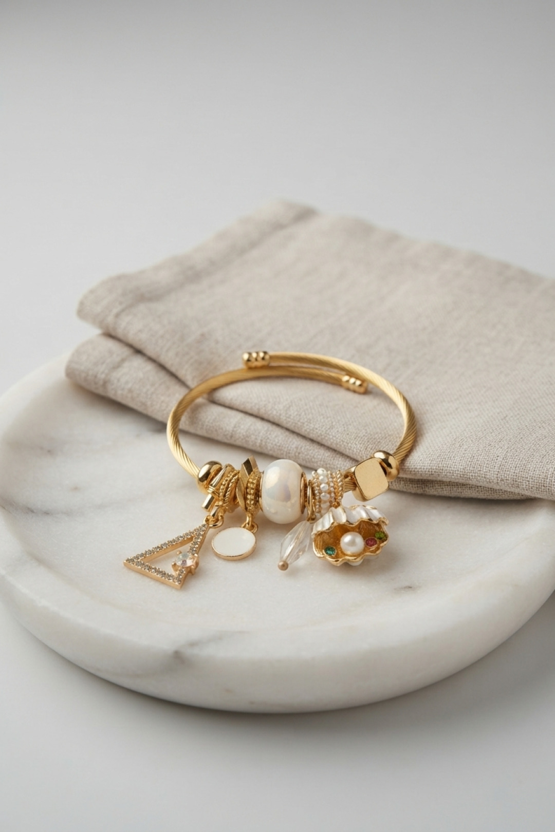 Beyaz Deniz Kabuğu Model Gold Renk Charmlı Bileklik - Lisinya