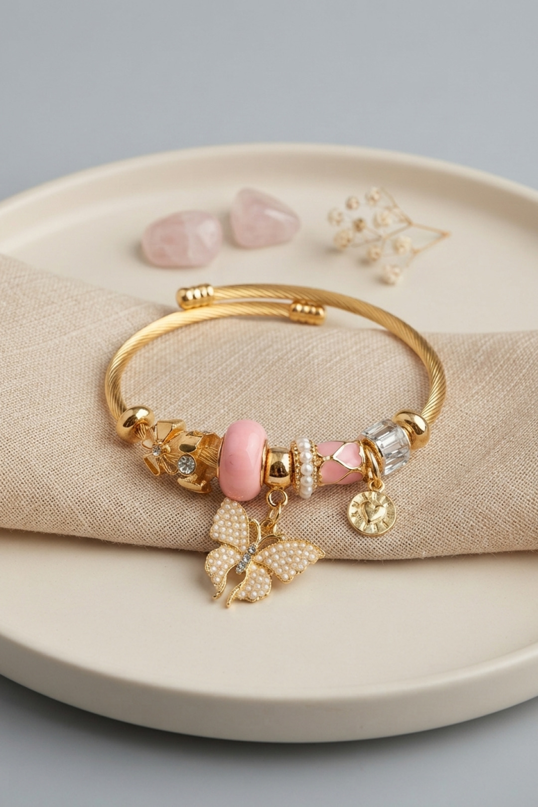 Pembe Kelebek Model Gold Renk Charmlı Bileklik - Lisinya Pembe Kelebek Model Gold Renk Charmlı Bileklik - Lisinya