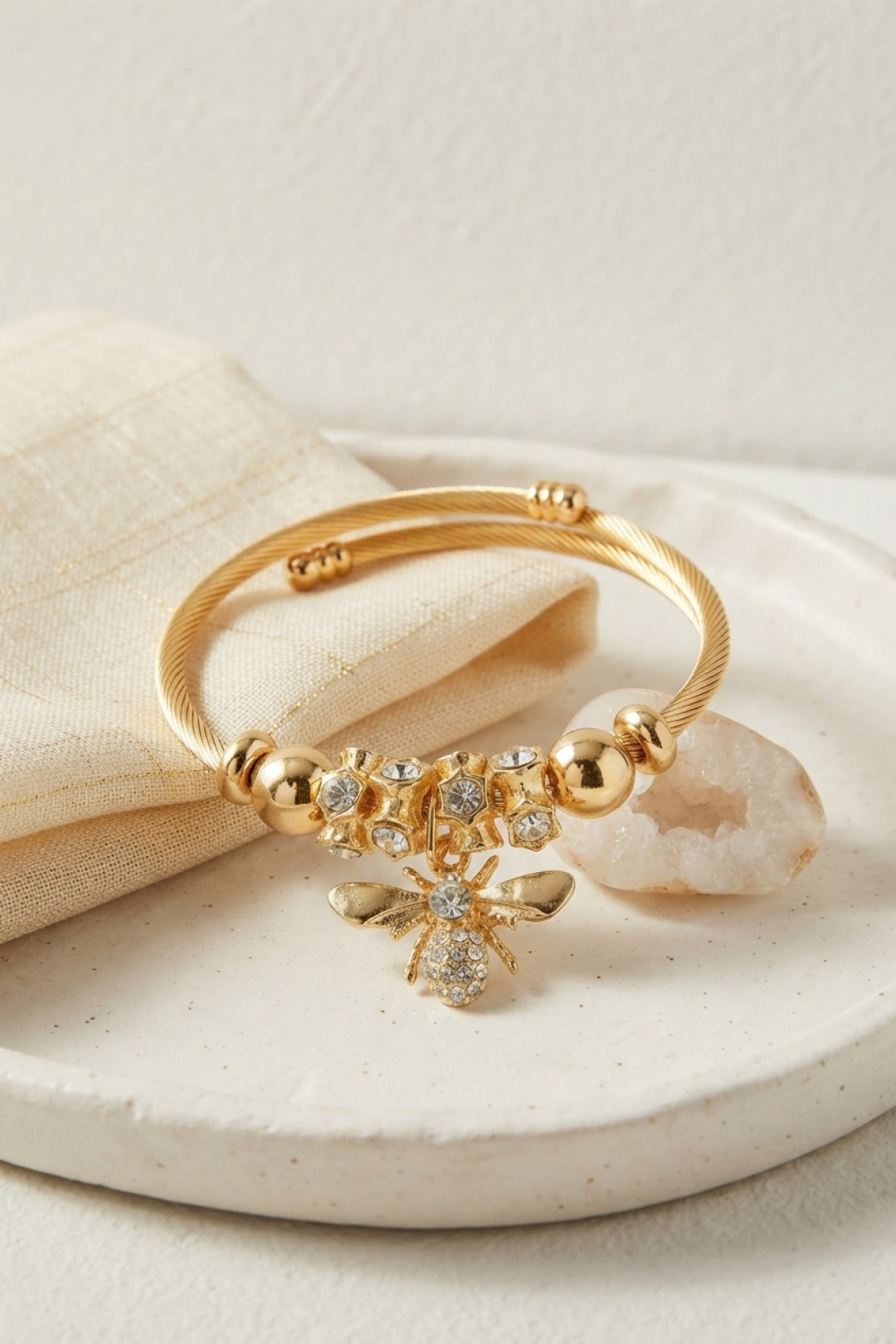 Arı Model Gold Renk Charm Bileklik - Lisinya Arı Model Gold Renk Charm Bileklik - Lisinya