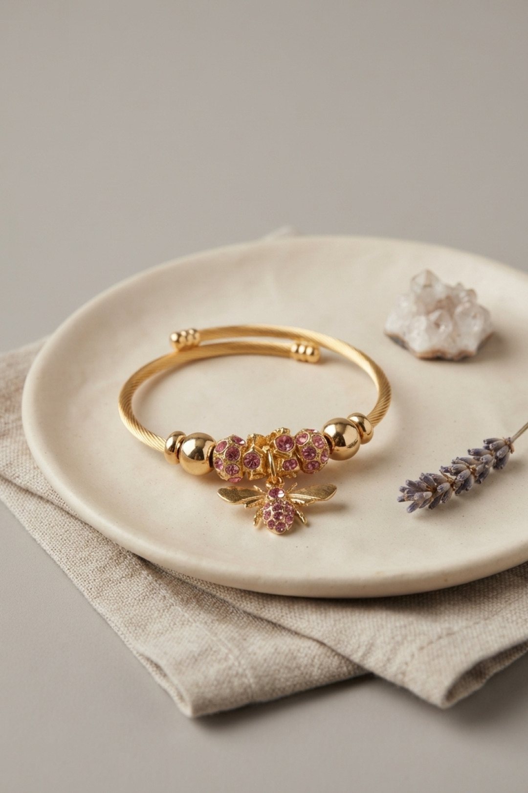Pembe Arı Model Gold Renk Charm Bileklik - Lisinya Pembe Arı Model Gold Renk Charm Bileklik - Lisinya