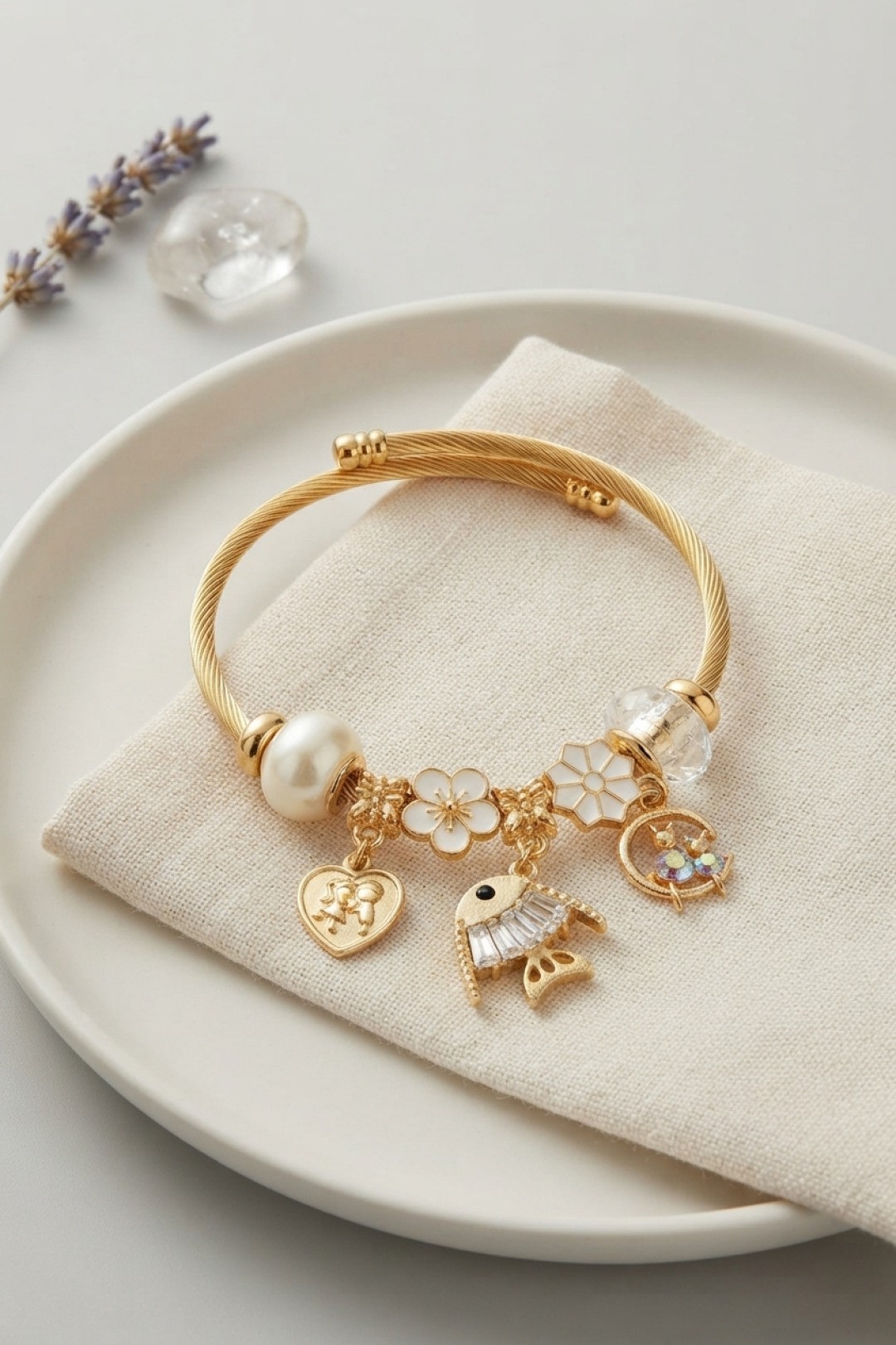 Balık Charmlı Beyaz Renk Gold Bileklik - Lisinya