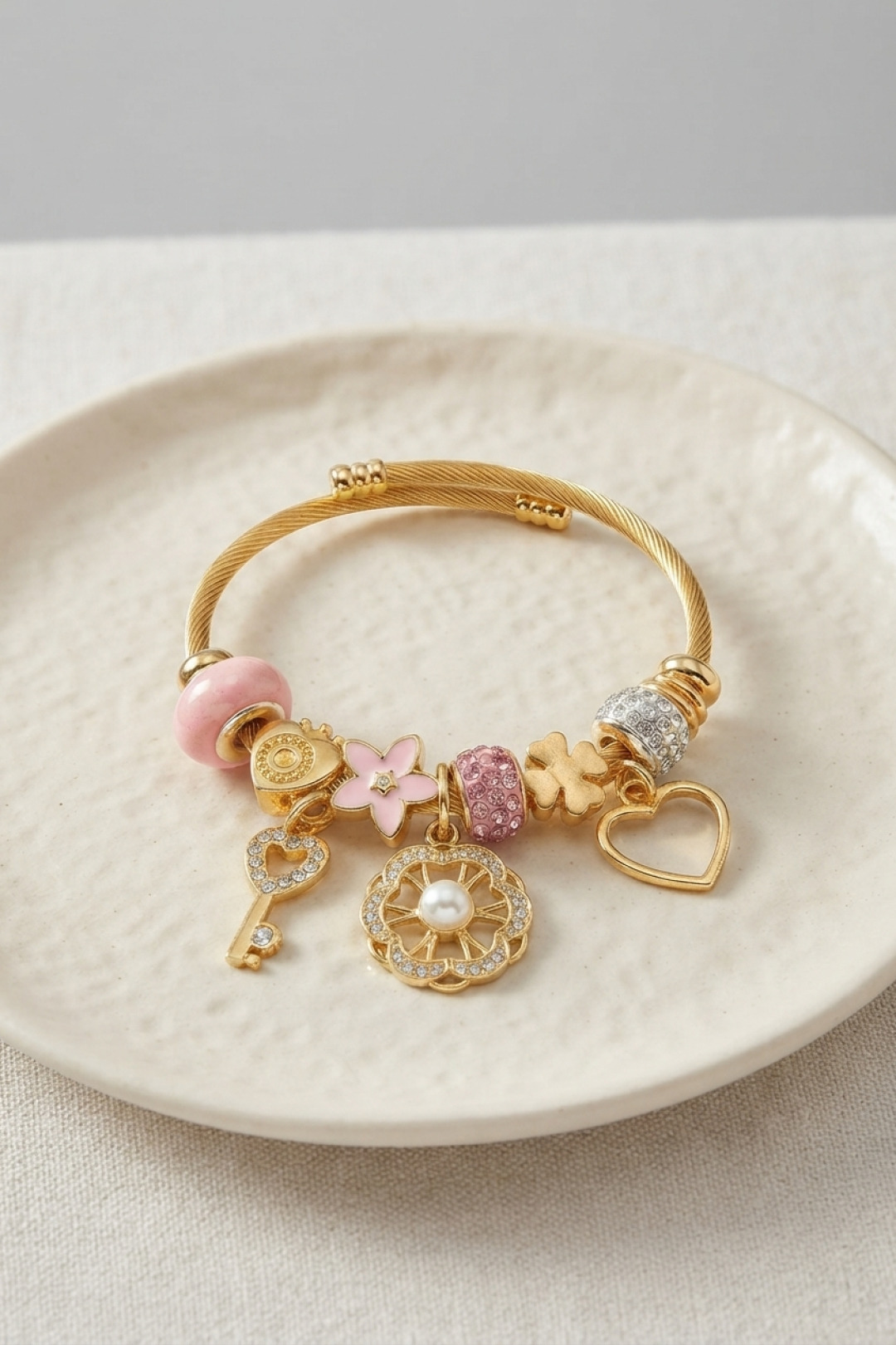 Pembe Charmlı Model Kadın Bileklik - Lisinya Pembe Charmlı Model Kadın Bileklik - Lisinya