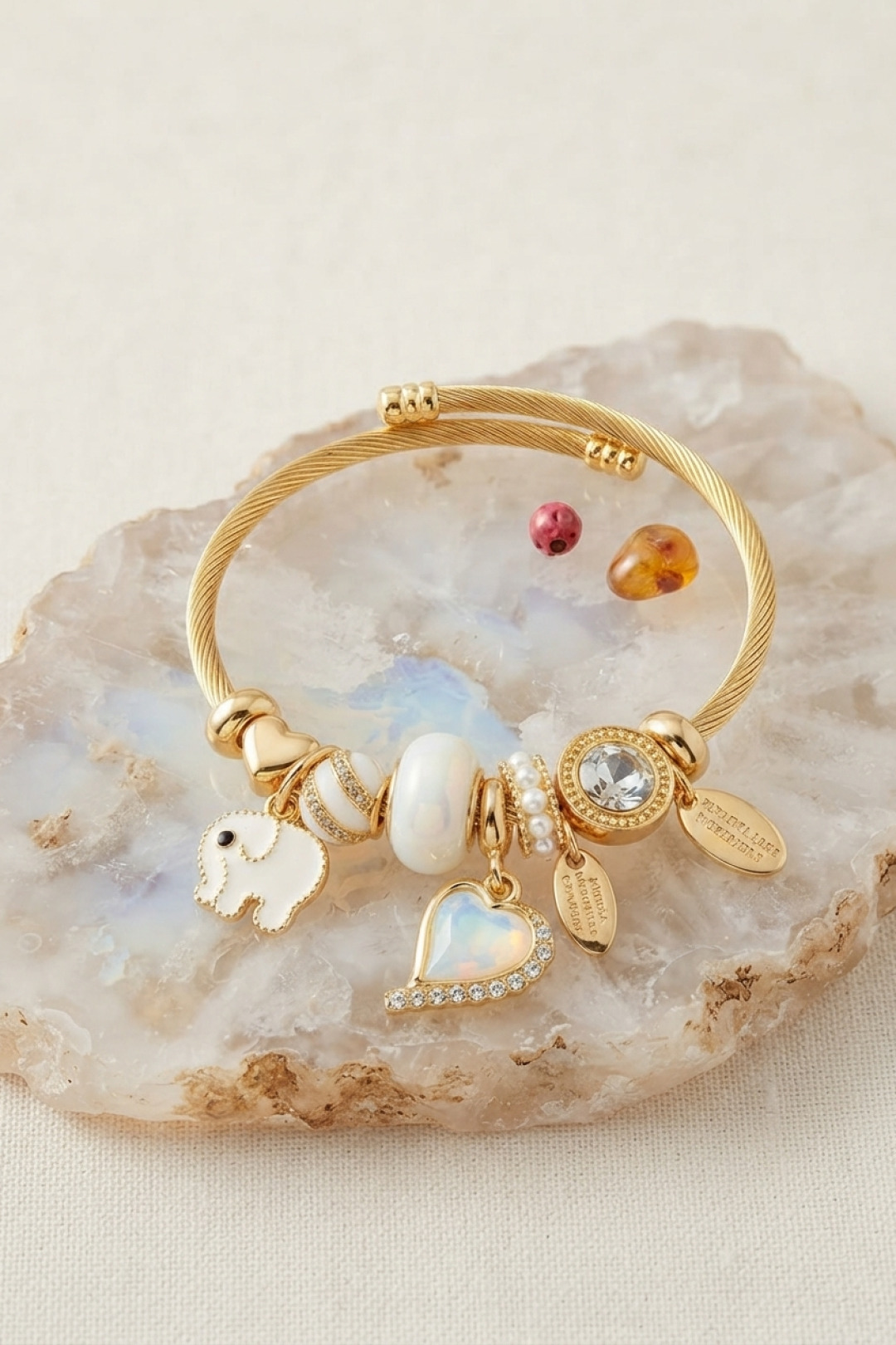 Kalp ve Fil Model Beyaz Charmlı Bileklik - Lisinya Kalp ve Fil Model Beyaz Charmlı Bileklik - Lisinya
