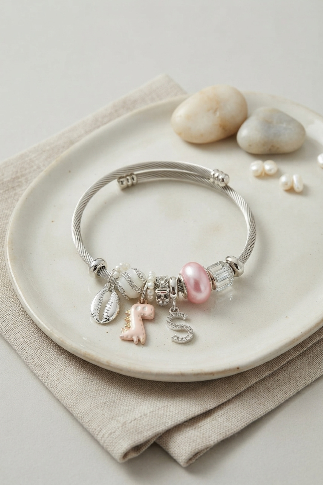 Pembe Dinazor Model Charmlı Gümüş Renk Bileklik - Lisinya Pembe Dinazor Model Charmlı Gümüş Renk Bileklik - Lisinya