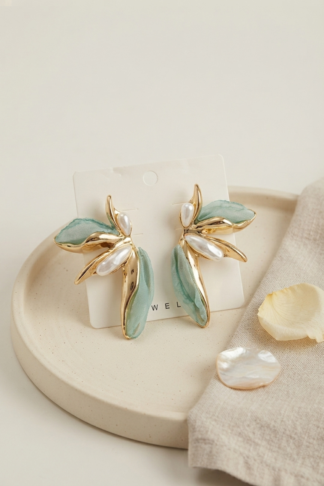 Buz Mavisi Renk Lotus Yaprak Model Kadın Küpe - Lisinya Buz Mavisi Renk Lotus Yaprak Model Kadın Küpe - Lisinya