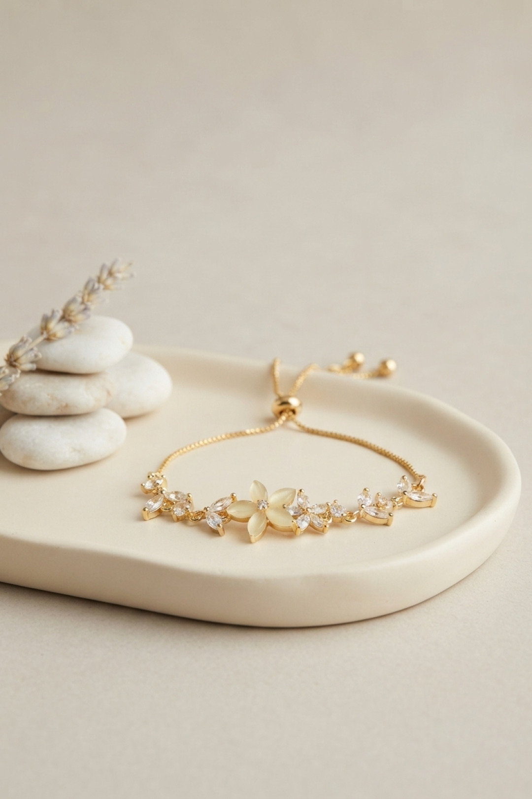 Gold Renk Zirkon Taşlı Pirinç Sedefli Çiçek Model Asansörlü Bileklik - Lisinya Gold Renk Zirkon Taşlı Pirinç Sedefli Çiçek Model Asansörlü Bileklik - Lisinya
