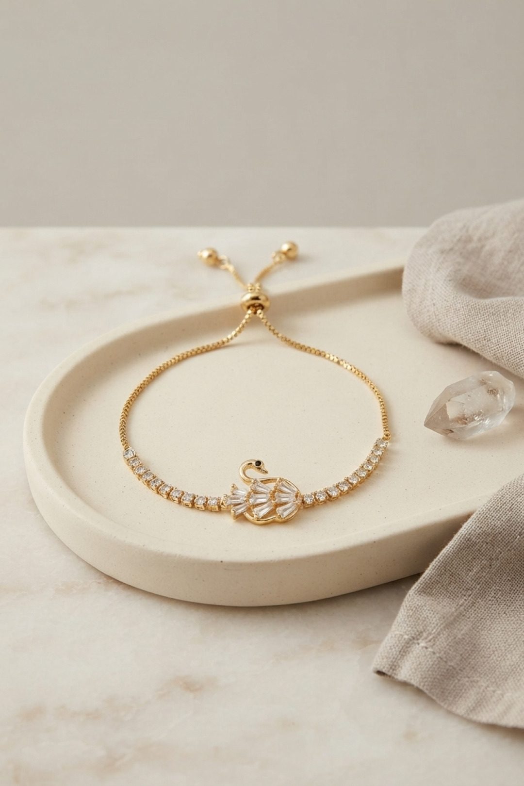 Gold Renk Zirkon Taşlı Pirinç Kuğu Model Asansörlü Bileklik - Lisinya Gold Renk Zirkon Taşlı Pirinç Kuğu Model Asansörlü Bileklik - Lisinya