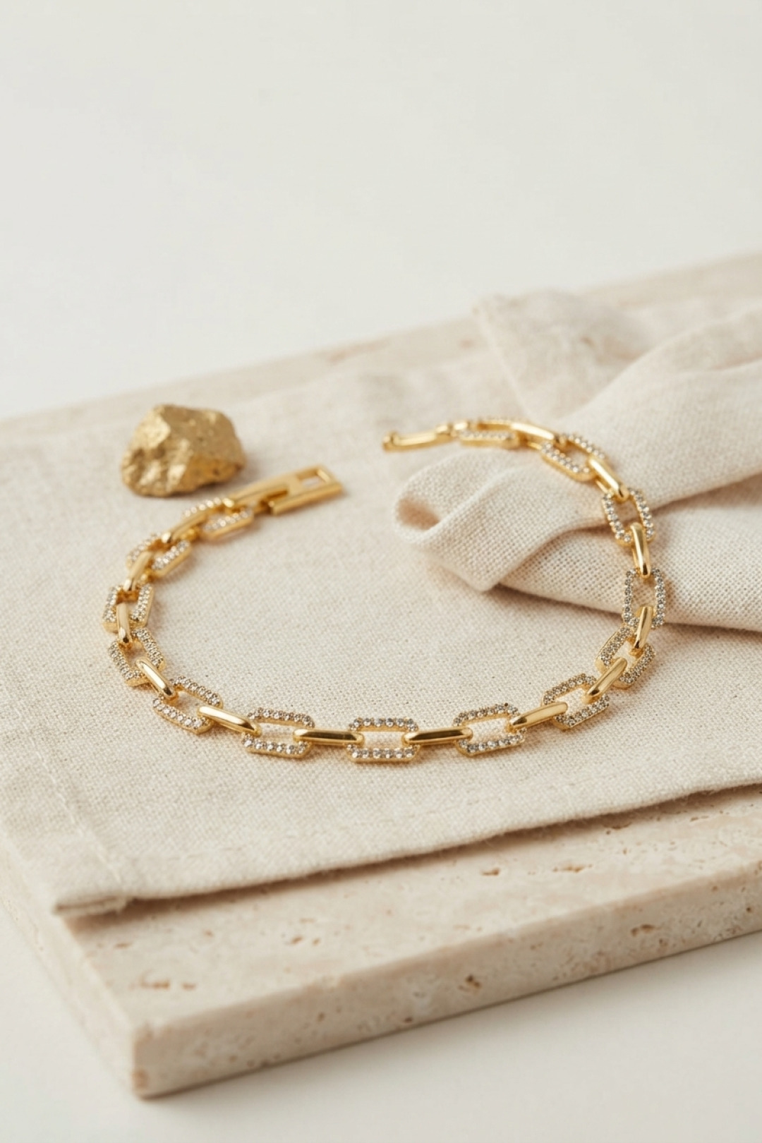 Gold Renk Pirinç Sıralı Kare Model Zirkon Taşlı Bileklik - Lisinya Gold Renk Pirinç Sıralı Kare Model Zirkon Taşlı Bileklik - Lisinya