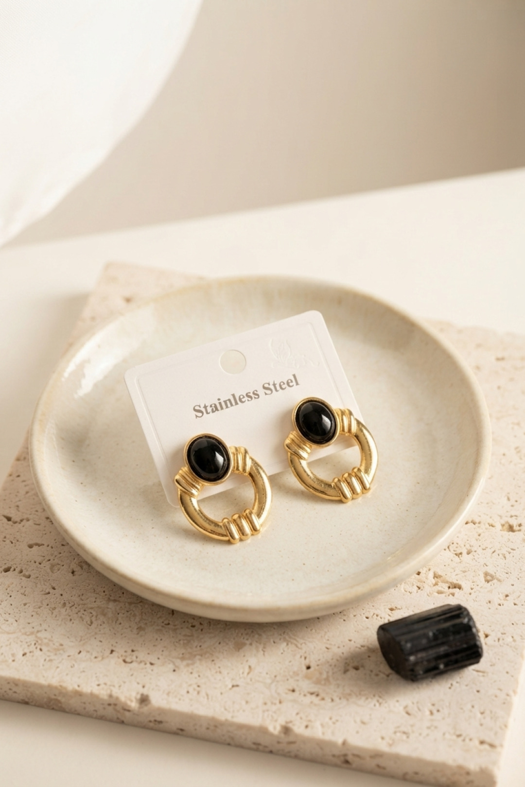 316L Çelik Gold Renk Vintage Siyah Taşlı Küpe - Lisinya