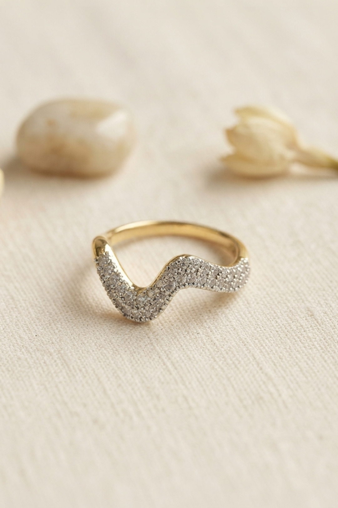 Gold Renk Zirkon Taşlı Dalga Model Kadın Yüzük - Lisinya Gold Renk Zirkon Taşlı Dalga Model Kadın Yüzük - Lisinya