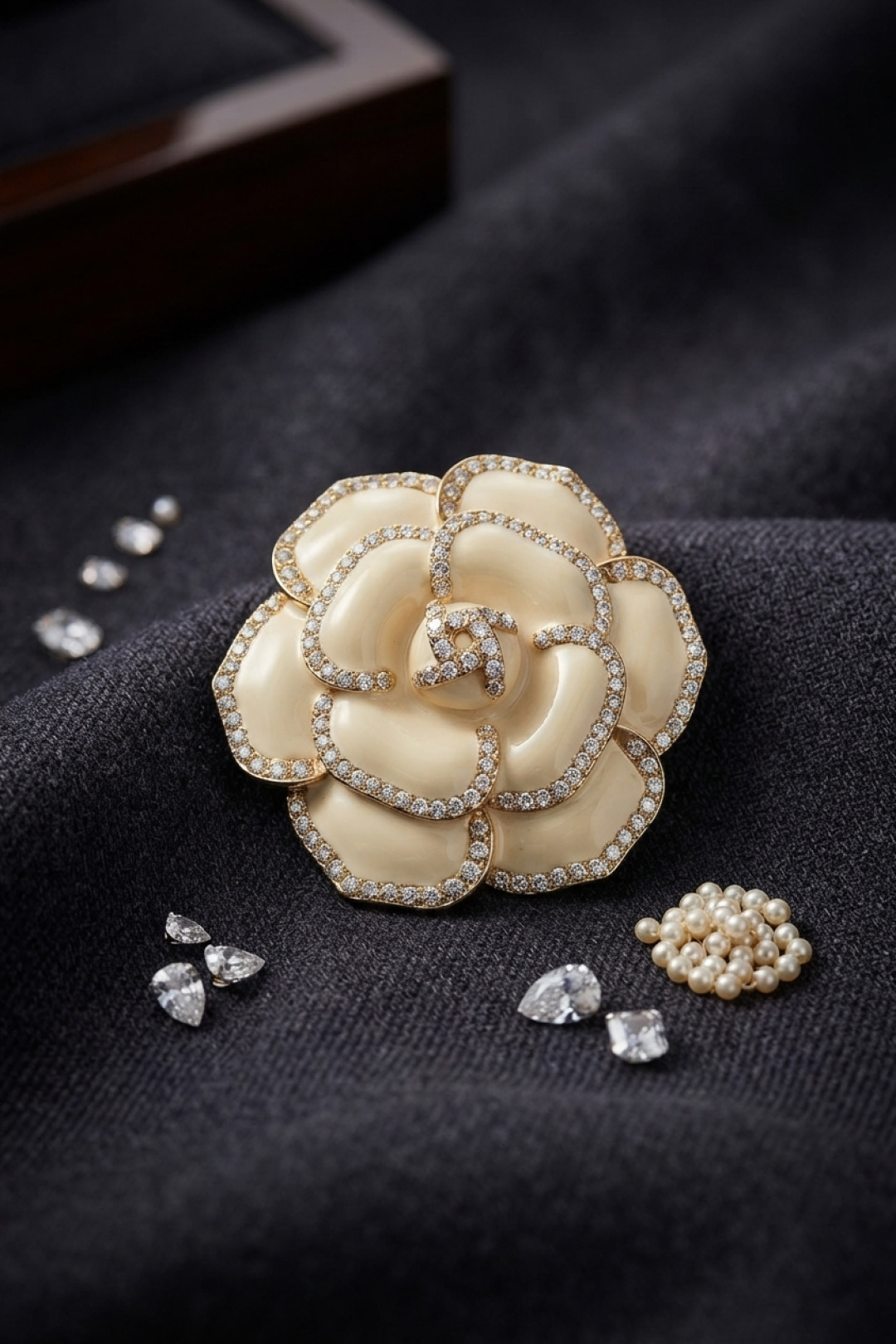 Gold Krem Renk Zirkon Taşlı Gül Model Broş - Lisinya Gold Krem Renk Zirkon Taşlı Gül Model Broş - Lisinya