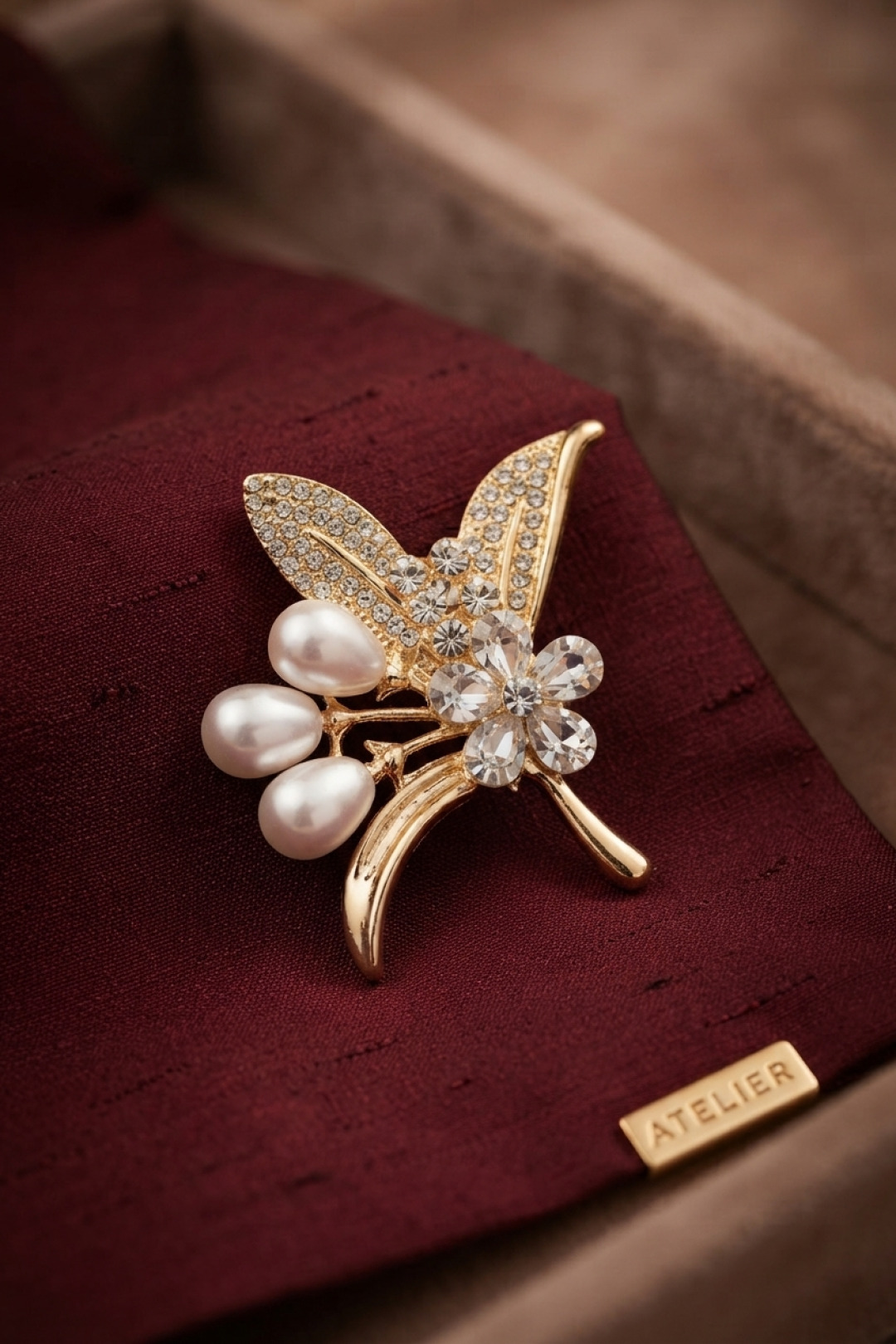 Gold Renk İncili Zirkon Taşlı Yaprak Model Broş - Lisinya Gold Renk İncili Zirkon Taşlı Yaprak Model Broş - Lisinya
