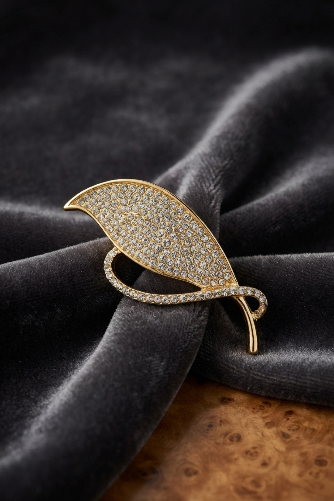Gold Renk Zirkon Taşlı Yaprak Model Broş - Lisinya